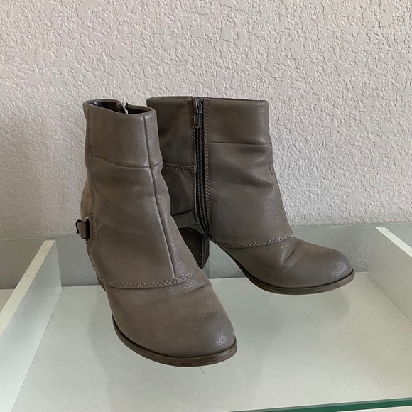 Fergalilcious by Fergie Booties, Size 8 - Picture 2 of 3